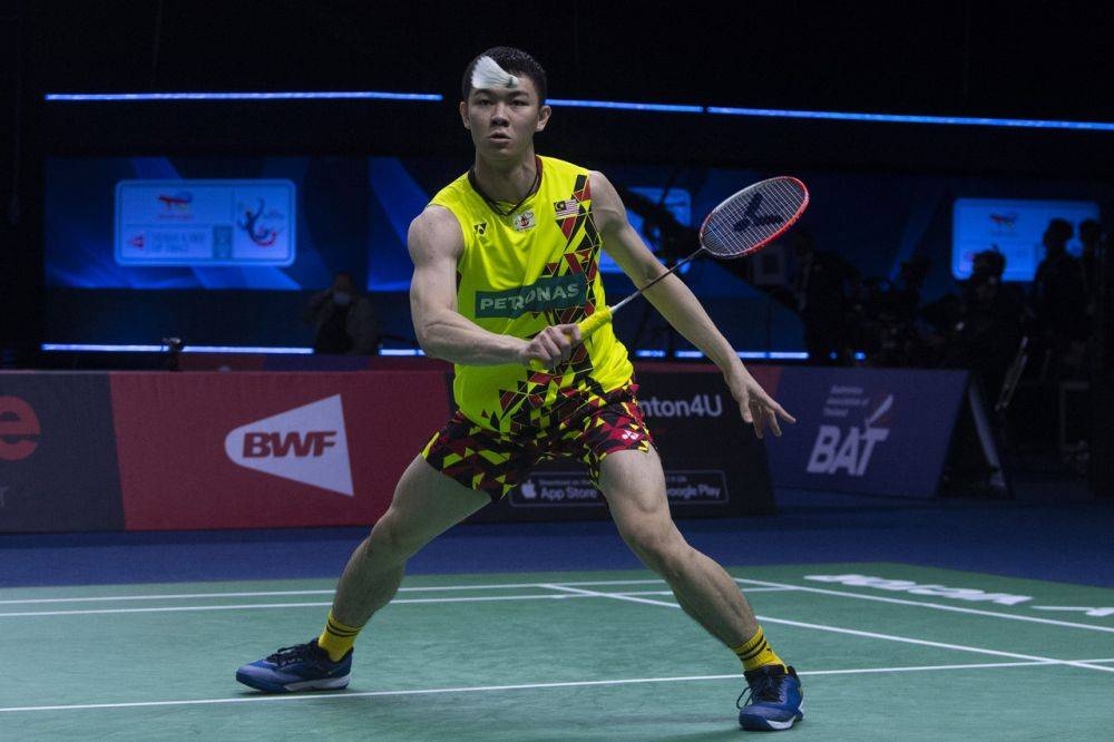 Lee Zii in action against Kento Momota at the Thomas Cup finals in Bangkok May 11, 2022. — Bernama pic