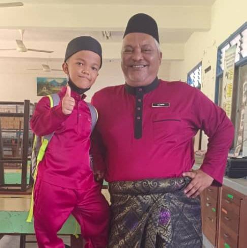 Syafi and Cikgu Azman posing together. — Picture courtesy of Mohamad Haikal Mohd Sobri 