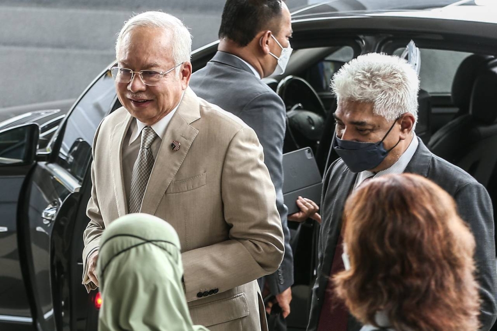 Datuk Seri Najib Razak (left) had called on the police to investigate DAP's Lim Kit Siang. — Picture by Hari Anggara