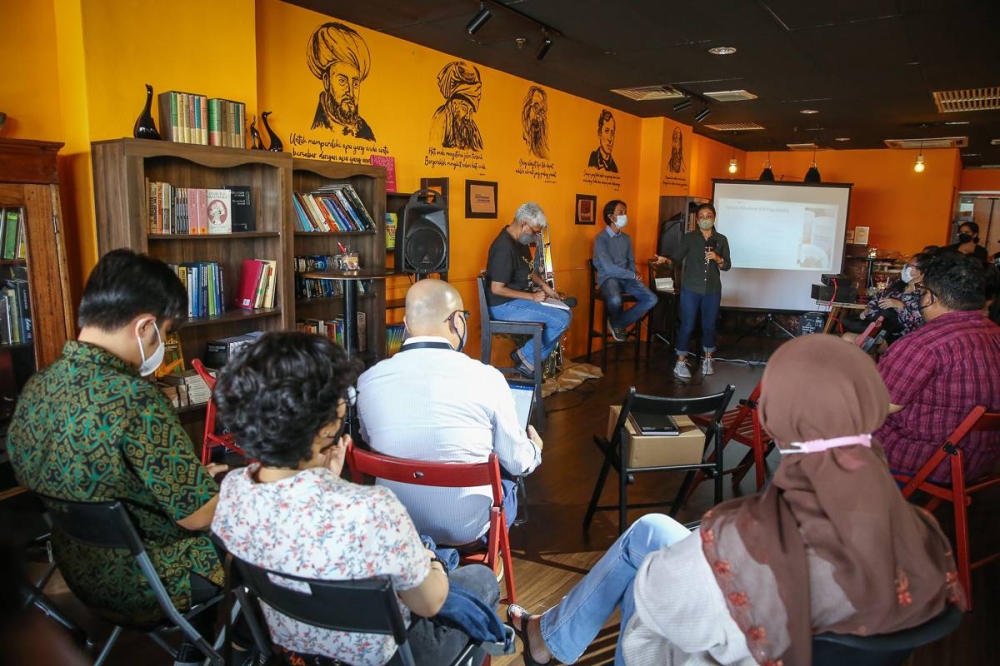 Shinta Maharani speaks during the GERAMM Media Solidarity Awards 2022 at Biblio Cafe in Petaling Jaya, May 21,2022. ― Picture by Yusof Mat Isa