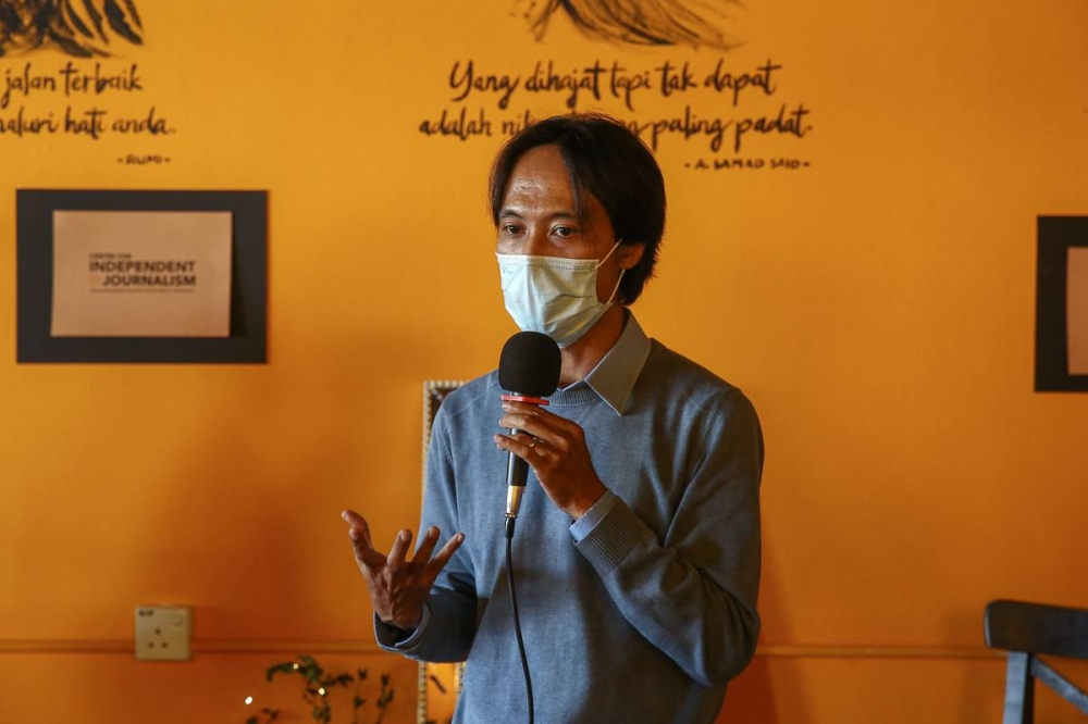 Eben Haezer speaks during the GERAMM Media Solidarity Awards 2022 at Biblio Cafe in Petaling Jaya,  May 21,2022.― Picture by Yusof Mat Isa