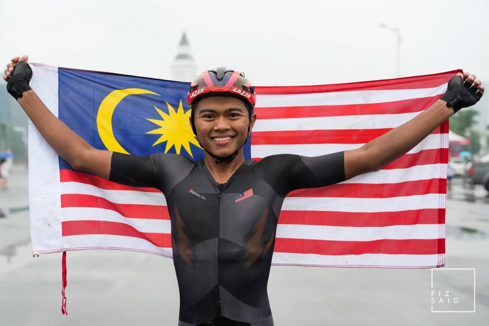 National men's cyclist Mohamad Nur Aiman Mohd Zariff wins gold in men's road race at the 31st SEA Games, Hanoi, May 21, 2022. — Bernama pic