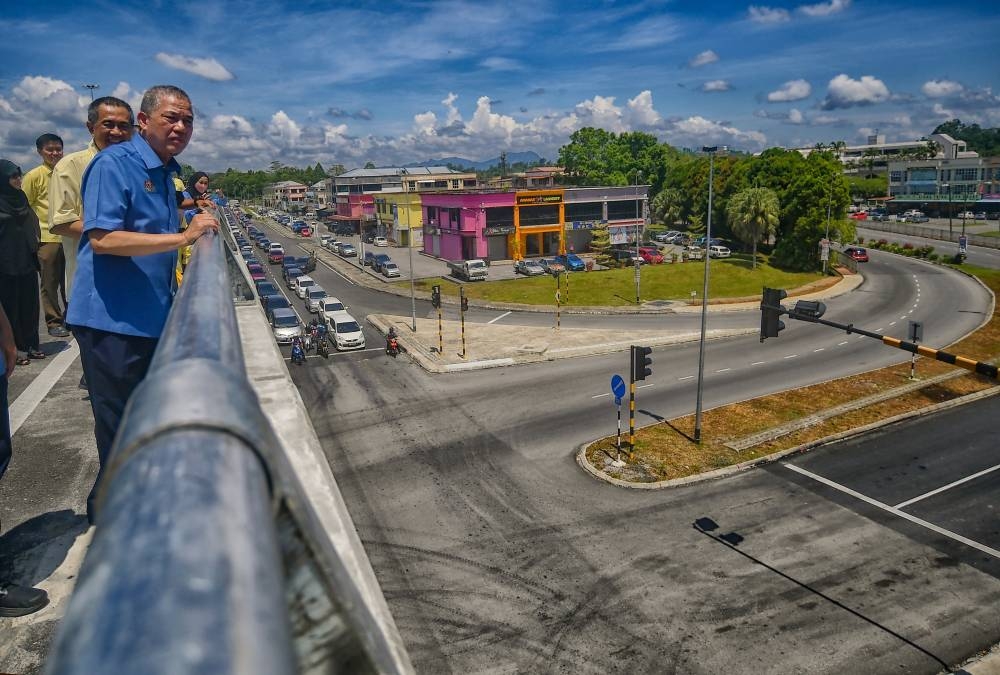 Senior Works Minister Datuk Seri Fadillah Yusof officiates the opening to the public of the Batu 10 bridge, Kuching-Serian Road (KSR), which is part of the Pan Borneo Highway, in Kuching May 22, 2022. — Bernama pic