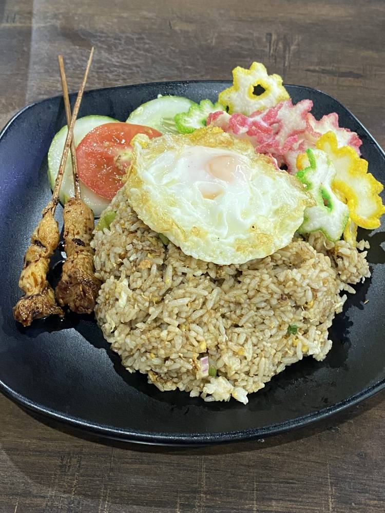 The crowd favourite here is the 'nasi goreng' as it's well prepared with fragrant rice and served in a huge portion.