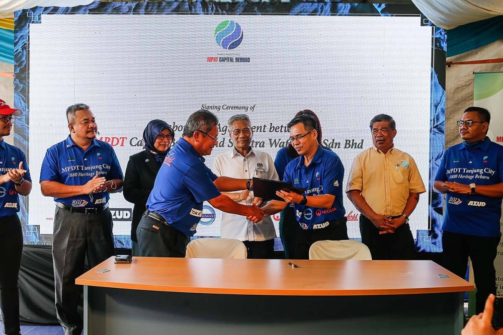 Deputy Environment and Water Minister Datuk Mansor Othman (centre), MPDT Capital Berhad CEO Datuk Dr Nik Zamri Abdul Majid (left) and Spektra Watertech Sdn Bhd director KH Chew (right) at the groundbreaking ceremony in Weld Quay May 23, 2022. — Picture by Sayuti Zainudin