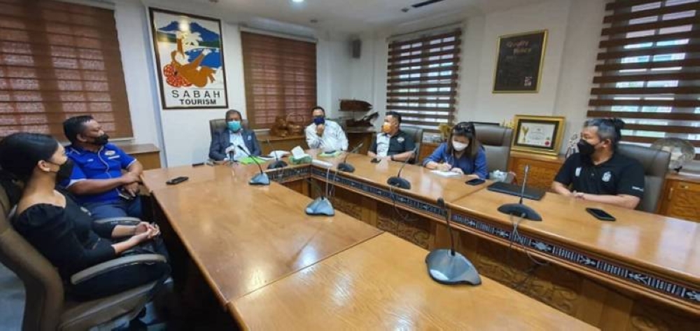 (From third left) Assistant Minister of Tourism, Culture and Environment Datuk Joniston Bangkuai, Julinus Jeffery Jimit, Mejin Moginggow, Chester Pang (far right) and others at the preview of ‘Discover Kiulu’. — Borneo Post Online pic
