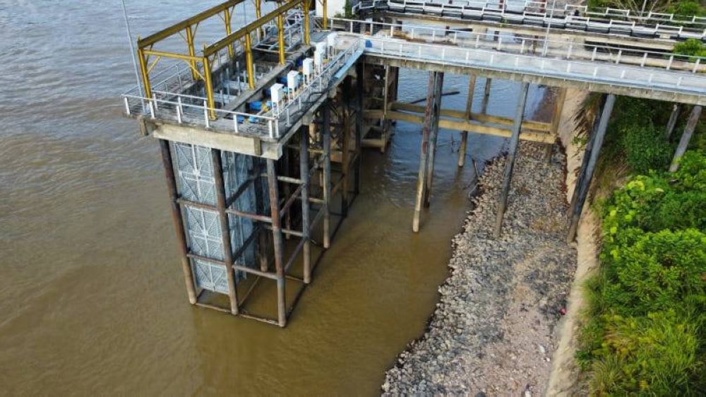 Picture shows the extremely low Rajang River water level, which is below the water pump’s level. — Borneo Post Online pic 