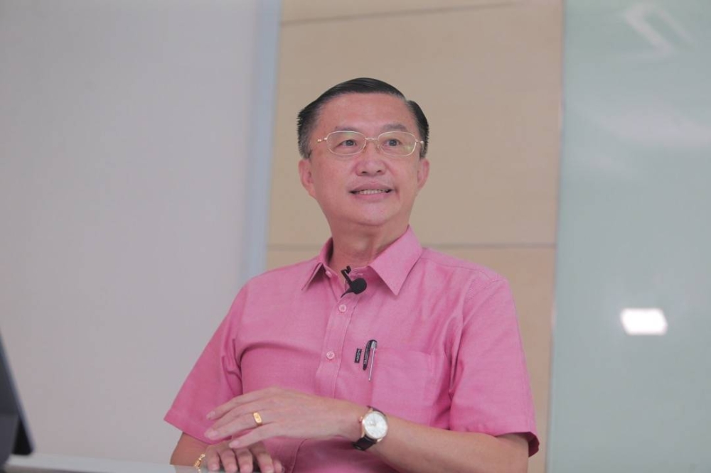 Datuk Tee Siew Kiong speaks at a press conference at the Johor Digital Economy Centre in Danga Bay, Johor Baru, on May 26, 2022. — Picture by Ben Tan