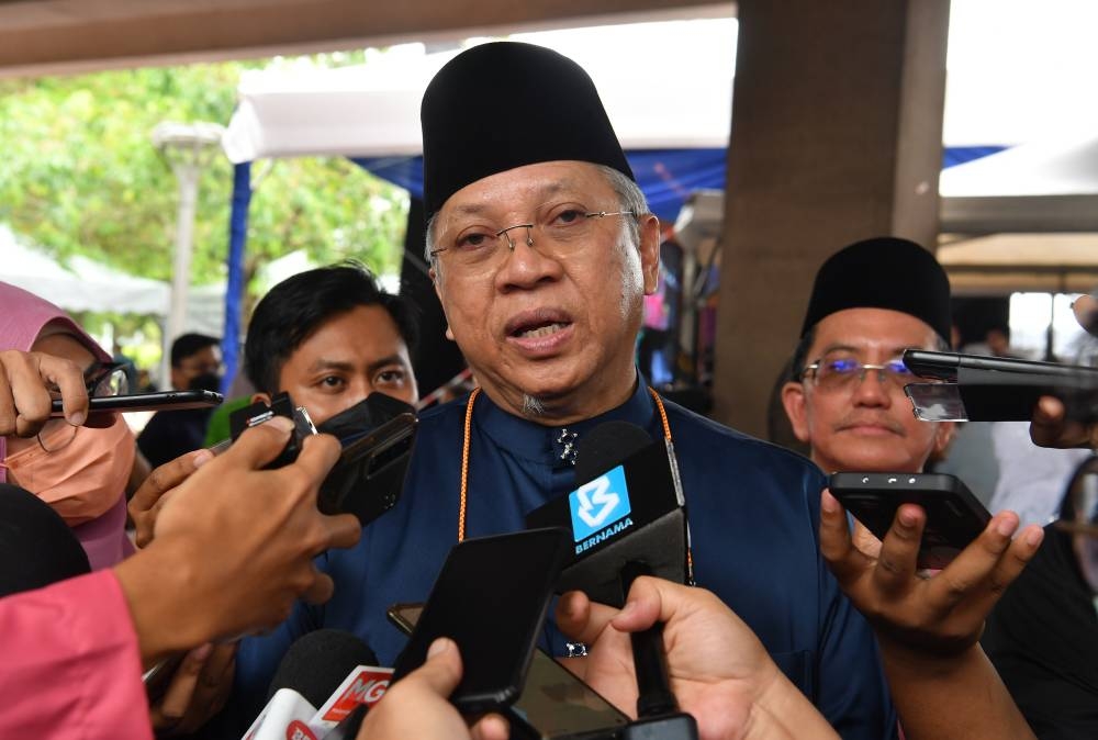 Tan Sri Annuar Musa speaks to the media at the Communications and Multimedia Ministry Hari Raya event in Putrajaya, May 26, 2022. — Bernama pic 