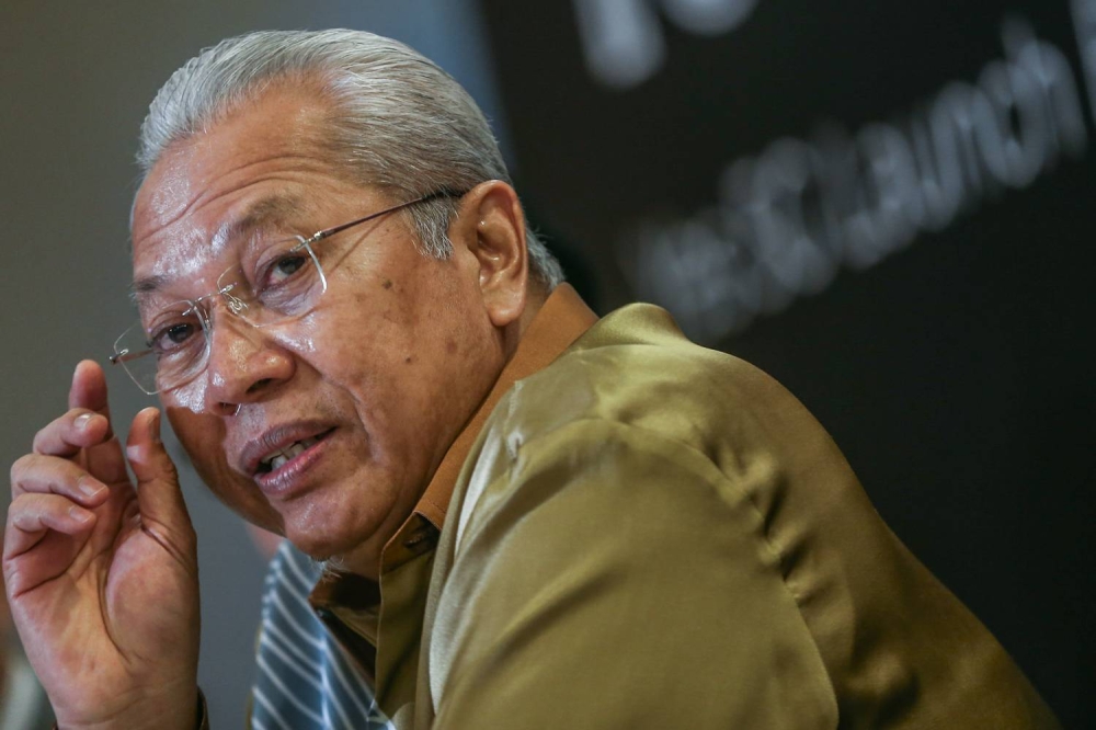 Communications and Multimedia Minister Tan Sri Annuar Musa speaks to reporters at a press conference after the YES 5G launch at a hotel in Kuala Lumpur, May 26, 2022. — Picture by Hari Anggara