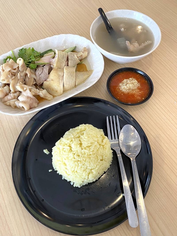You can enjoy a satisfying meal with rice, chicken, their tangy chilli sauce with ginger and soup in the comfortable surroundings