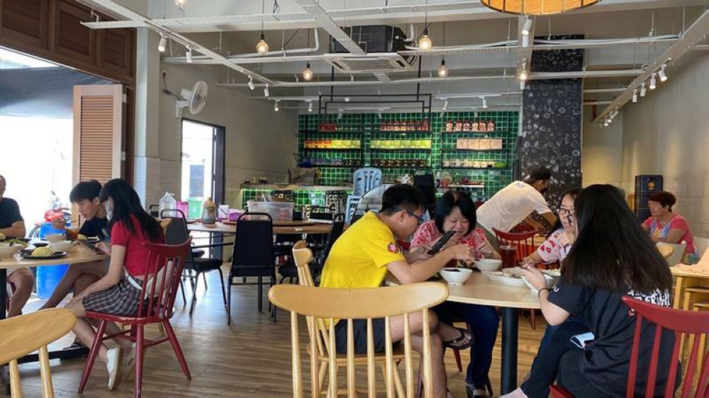 On Sunday, many families come to enjoy the chicken rice here. If you wish, you can also order cooked dishes from Crab Meet to pair with your chicken rice