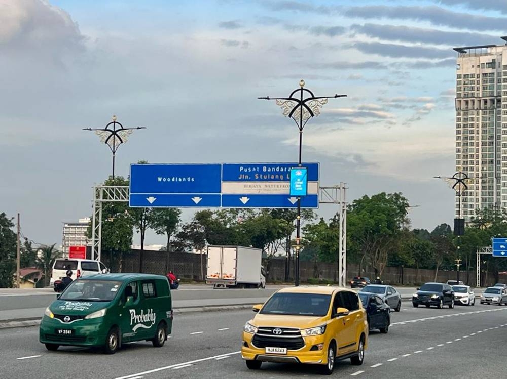 A scene of the road leading to the inner ring road from the Johor Baru checkpoint. — Picture by Ben Tan