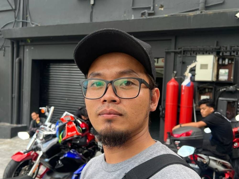 Motorcycle mechanic Nadzri Yasin said the gradual increase in Singaporeans servicing their motorcycles in JB is a positive sign. — Picture by Ben Tan