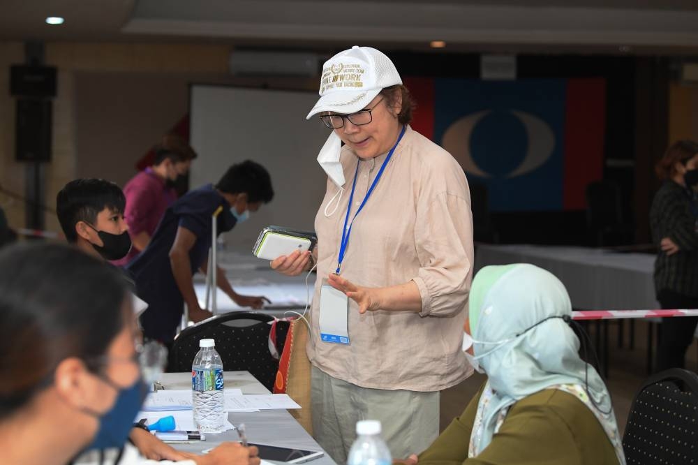 Sabah PKR chairman and Kota Kinabalu branch chief candidate Datuk Cristina Liew reviewing the PKR 2022 voting process in Kota Kinabalu, May 22, 2022. — Bernama pic