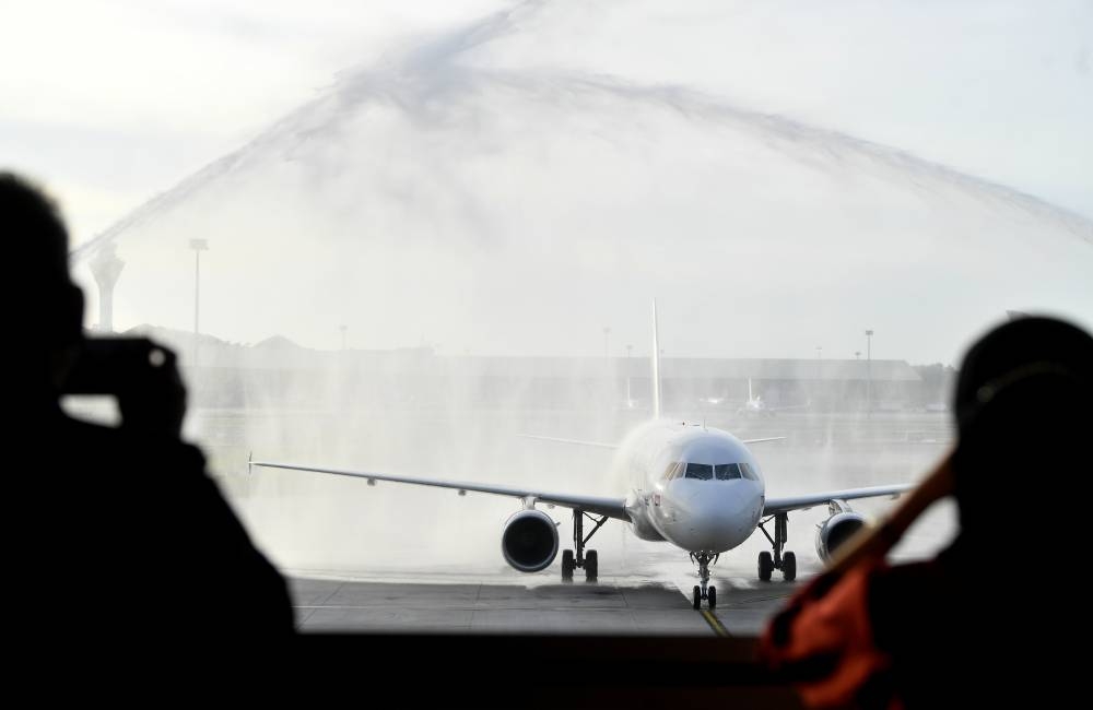 Lanmei Airlines flight LQ 0771 from Phnom Penh Cambodia was given a ‘water salute’ upon landing at Kuala Lumpur International Airport, May 28, 2022. — Bernama pic