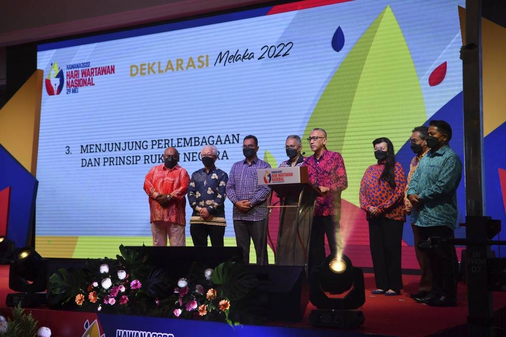 Berita Harian acting group editor Datuk Ahmad Zaini Kamaruzzaman (4th right) speaks during the National Journalists Day (Hawana) 2022 celebrations in Melaka May 29, 2022. Accompanying them were Berita Nasional Malaysia (Bernama) Khairdzir Yunus (4th left), Star Media Group chief content officer Esther Ng, Sin Chew Daily editor-in-chief Kuik Cheng Kang, Sinar Harian Group editor-in-chief Rozaid Rahman, Tamil Malar Daily managing director, Datuk M. Periasamy and Media Prima Television Networks head of News and Current Affairs Kamaruddin Mape. — Bernama pic