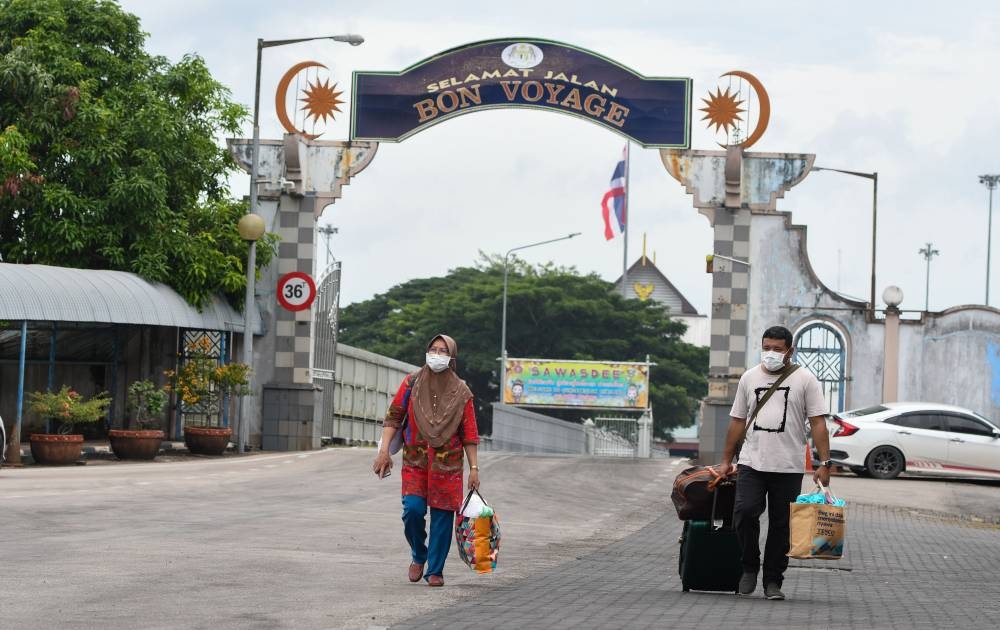 People heading to Malaysia from Thailand are seen crossing the Muhibbah bridge in Sungai Golok in Pasir Mas May 29, 2022. — Bernama pic