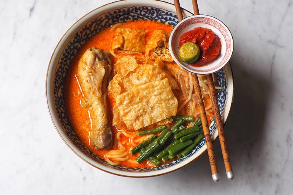 Visit them for curry noodles served with a piece of chicken drumstick, long beans, beancurd puffs and skin.