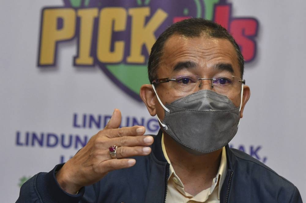 Deputy Health Minister Datuk Dr Noor Azmi Ghazali speaks to reporters after a visit to the special vaccination centre (SPPV) at the Raja Perempuan Zainab II Hospital in Kota Baru, Kelantan February 16, 2022. — Bernama pic 