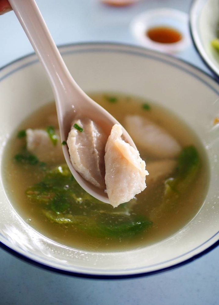 For a simple taste, order the fresh fish paste noodles