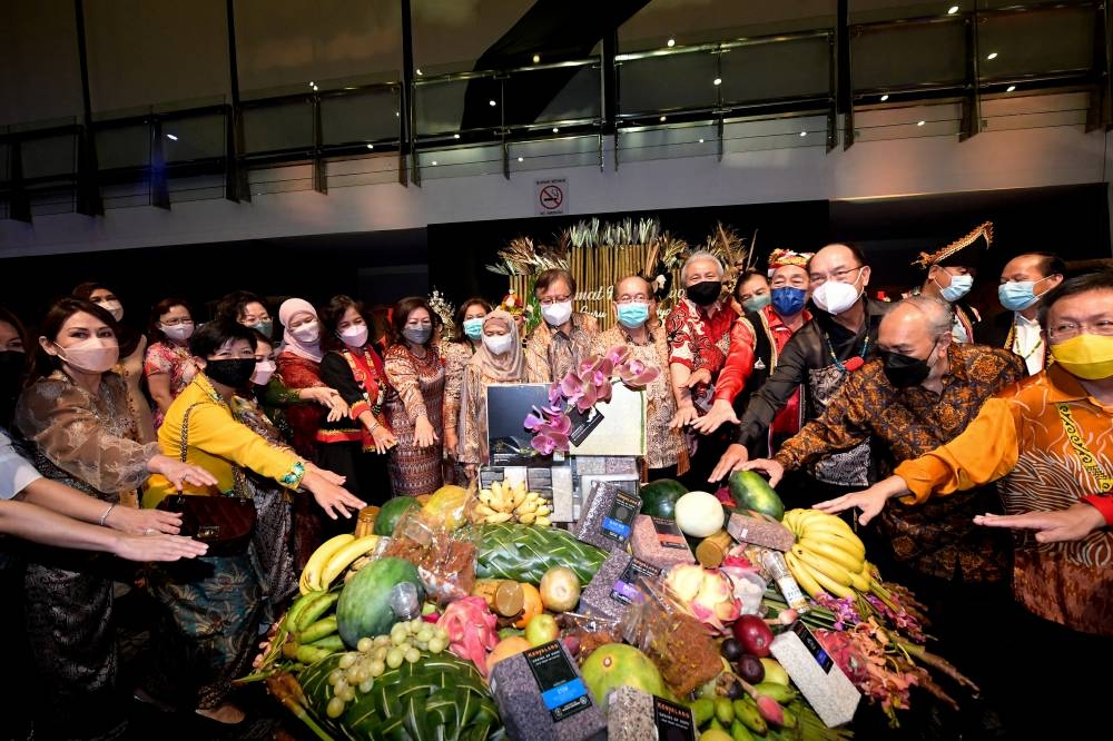 Sarawak Premier Tan Sri Abang Johari Openg (centre, left) and Deputy Premier Datuk Douglas Uggah Embas (centre, right) and other Sarawak leaders at the Gawai Dayak open house at the Borneo Convention Centre Kuching, June 1, 2022. — Bernama pic 