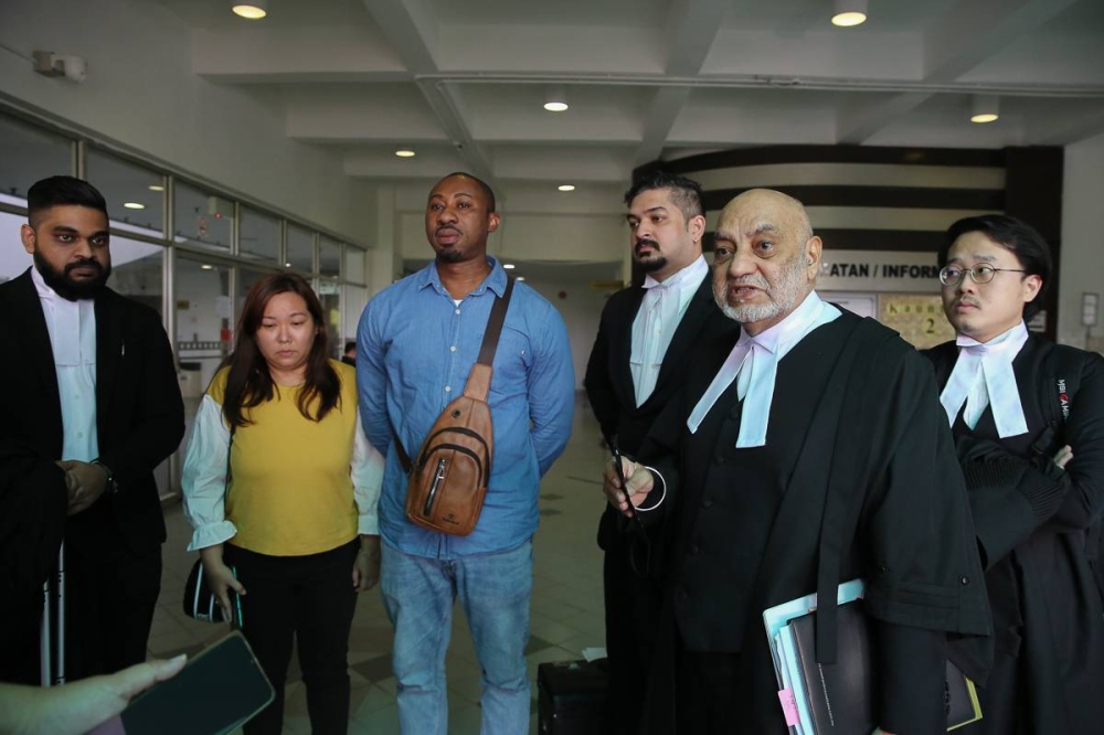 Simon Momoh (third from left) with his wife and legal team led by Datuk Gurdial Singh Nijar (second from right). — Picture by Yusof Mat Isa