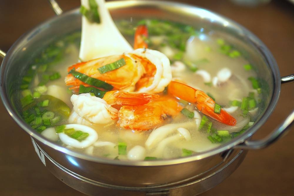 If you like clean, tangy flavours, their 'tomyum talay namsai' is an appetising choice with fresh seafood.