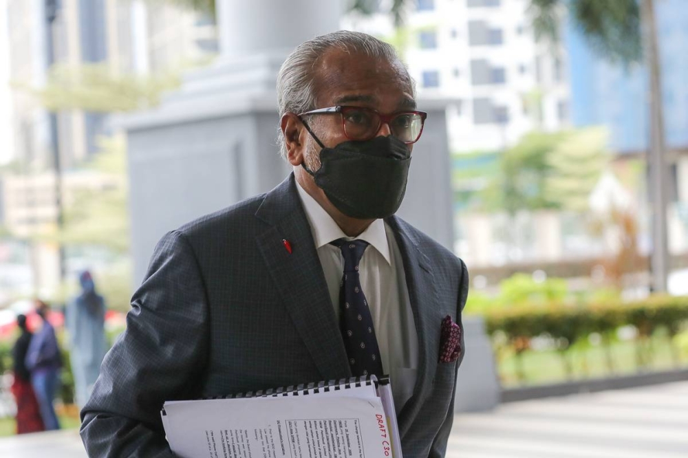 Najib's lawyer Tan Sri Muhammad Shafee Abdullah arrives at the Kuala Lumpur High Court Complex April 5, 2022. — Picture by Yusof Mat Isa