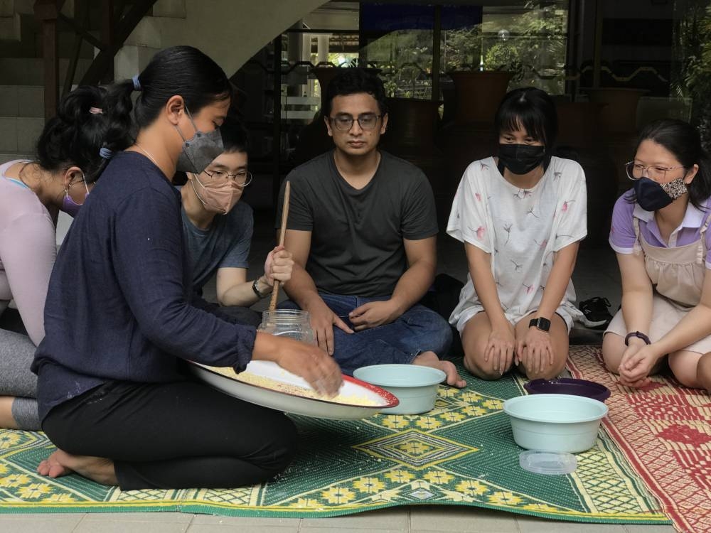 Home cook Lisa Koyok shows participants how traditional Temuan food is prepared during ImagiNasi last weekend. 