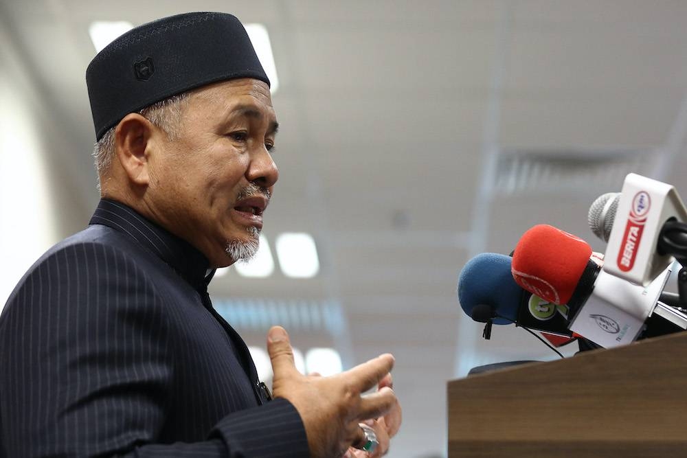 Environment and Water Minister Datuk Seri Tuan Ibrahim Tuan Man says that Malaysia faces challenges in obtaining cooperation from exporting countries to retrieve their waste. ― Picture by Yusof Mat Isa