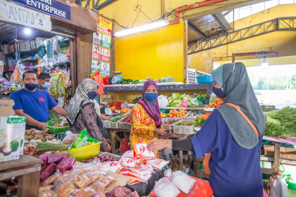 People are seen buying fresh produce at the Semenyih Wet Market in Selangor May 2, 2022. ― Picture by Devan Manuel
