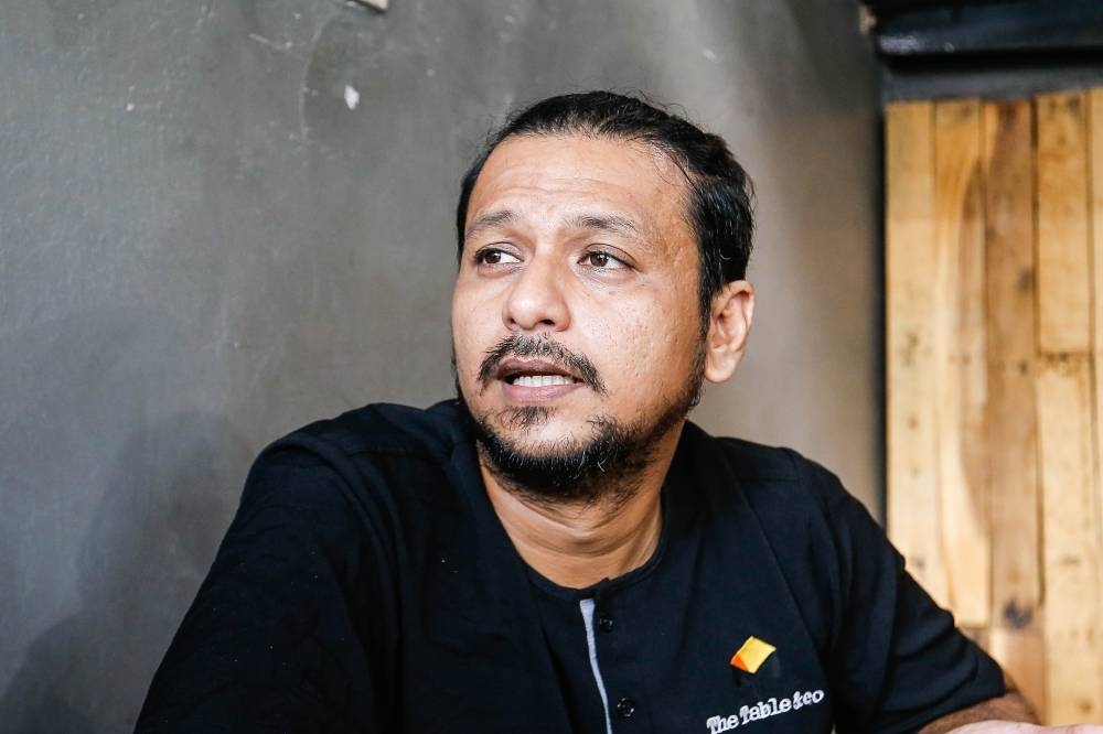 Mohd Ridzuan Mohd Kamil parle au Malay Mail lors d'une interview à The Table & Co, Lebuh Carnavon, George Town.  — Photo de Sayuti Zainudin