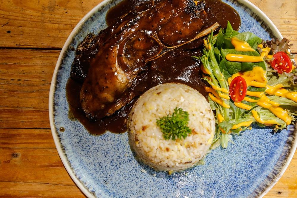Le riz à l'ail avec agneau au poivre noir, l'un des plats servis à The Table & Co, Lebuh Carnavon, George Town.  — Photo de Sayuti Zainudin