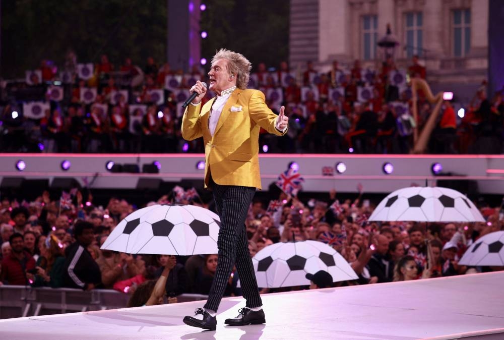 Rod Stewart performs at Queen Elizabeth's Platinum Jubilee concert in front of Buckingham Palace, London, Britain June 4, 2022. — Reuters Henry Nicholls/Pool pic