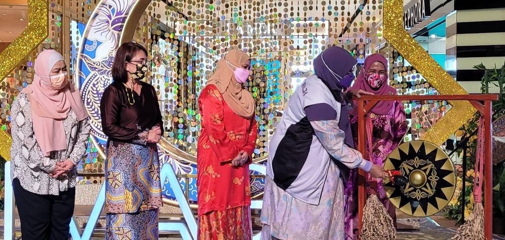 Deputy Minister of Women, Family and Community Development Datuk Siti Zailah Mohd Yusoff hits the gong to mark the launching of the ‘Semarak Skuad Waja Sabah 2022’ programme. — Borneo Post pic