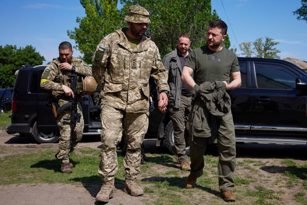 Ukraine's President Volodymyr Zelenskiy visits a position of Ukrainian service members, as Russia's attack on Ukraine continues, in Zaporizhzhia region, Ukraine June 5, 2022. — Ukrainian Presidential Press Service/Handout via Reuters