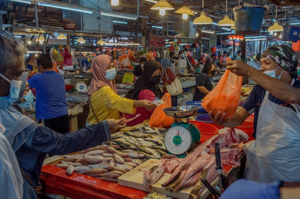 Malaysia’s seafood supply is the latest to be added to the growing basket of food security concerns after the country was reported to be hit with a raw chicken shortage that saw prices soar past the government imposed ceiling and Putrajaya ban its export to safeguard domestic consumption. — Picture by Shafwan Zaidon
