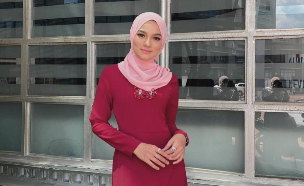 News presenter Hawa Rizwana responded to criticisms over attire by apologising. — Image from Instagram/hawarizwana