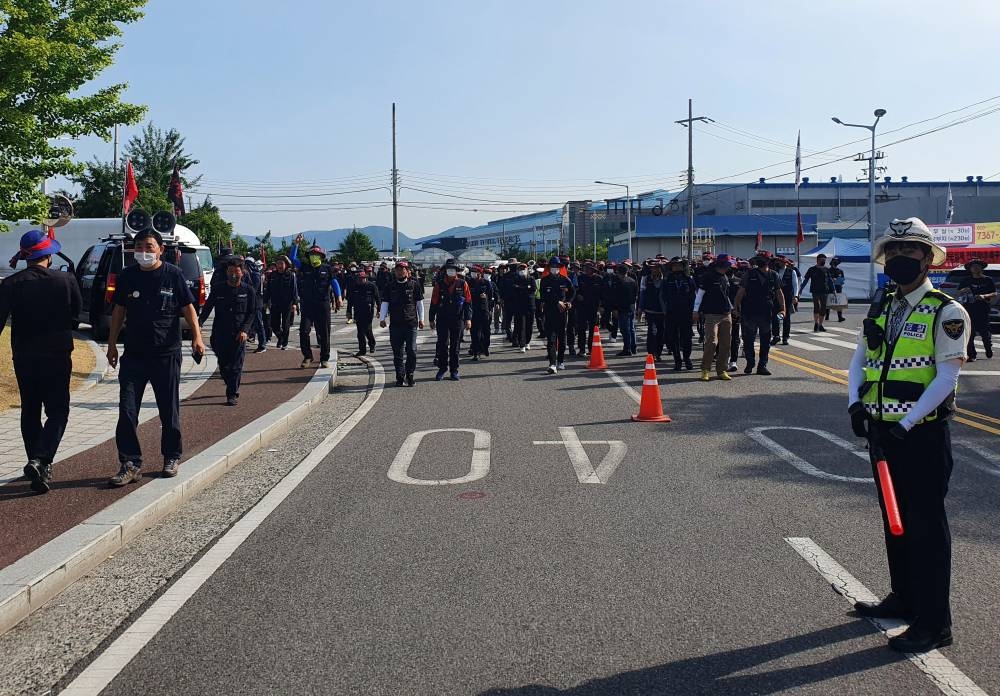 Members of the Cargo Truckers Solidarity union attend a protest in front of Hyundai Motor's factory in Ulsan, South Korea June 10, 2022. — Reuters pic