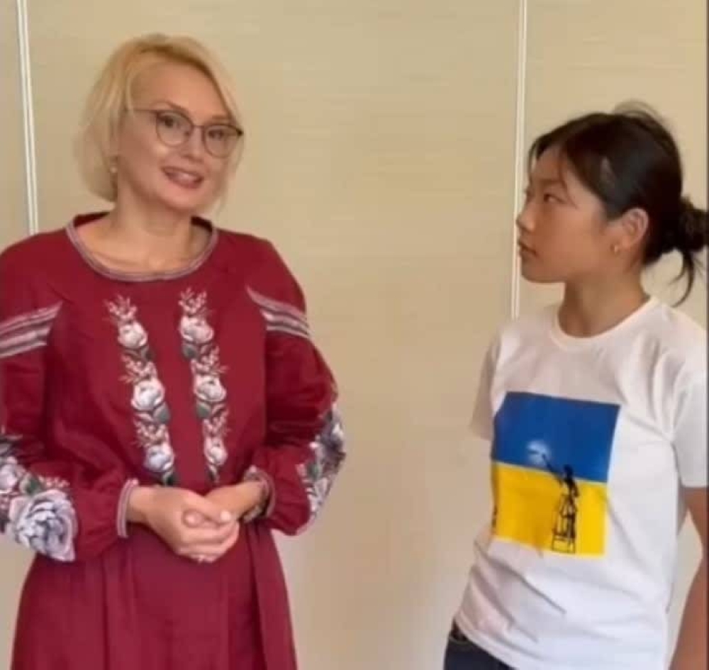 Ava Soh with Ms Katernya Zelenko, Ukraine's ambassador to Singapore. — TODAY pic