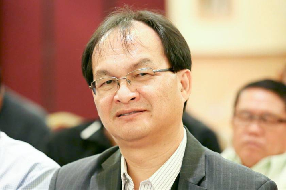 Baru Bian advised locals objecting to the construction of the Sarawak-Sabah Link Road not to put up blockades but go to court to settle their disputes. — Picture by Saw Siow Feng