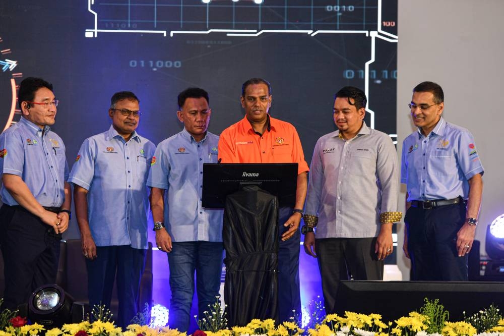 Human Resources Minister Datuk Seri M. Saravanan (centre) officiates the Perak Jaminkerja Keluarga Malaysia Career Carnival 2022 at the Tapah Youth and Sports Complex June 12, 2022. ― Bernama pic 