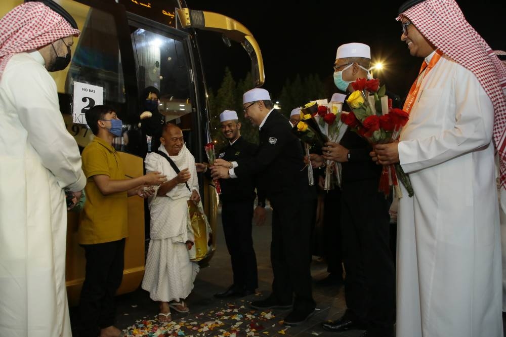 Head of the Malaysian Haj Delegation Datuk Seri Syed Saleh Abdul Rahman (3rd right) greets the arrival of 291 Haj pilgrims arriving from Madinah at the Land Premium hotel in Mecca, June 12, 2022. — Bernama pic