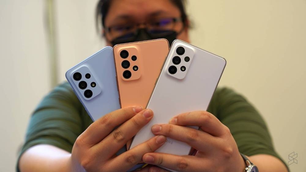 Among the top 5 smartphone vendors, Samsung is currently number one with a market share of 33.9 per cent. — SoyaCincau pic