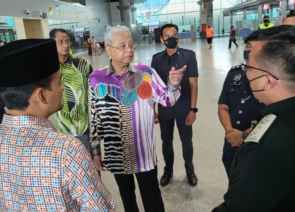 Prime Minister Datuk Seri Ismail Sabri Yaakob (centre) and Johor Mentri Besar Datuk Onn Hafiz Ghazi making a surprise visit to the Customs, Immigration and Quarantine (CIQ) Complex at Bangunan Sultan Iskandar, Johor Baru June 12, 2022. — Bernama pic