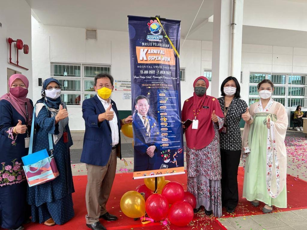 Dr Sim (third left) poses with senior health after officiating the Kospen WOW health carnival. ― Borneo Post pic