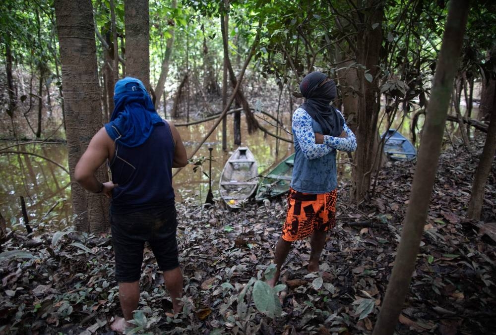 Indigenous members of the Union of Indigenous Peoples of the Javari Valley (Univaja), look for clues that lead to the whereabouts of veteran correspondent Dom Phillips and respected indigenous specialist Bruno Pereira, in Vale do Javari, municipality of Atalaia do Norte, state of Amazonas, Brazil, on June 13, 2022. — AFP pic