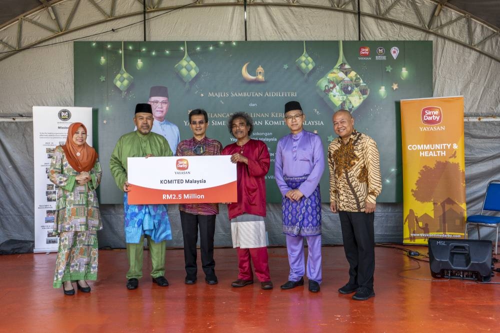 From left to right: Yatela Zainal Abidin, CEO of Yayasan Sime Darby, Mohamad Helmy Othman Basha, Sime Darby Plantation Group’s Managing Director, Datuk Sri Norolazali Sulaiman, Pahang Works, Transport and Health committee chairman, Khalid Hashim, President of Komited Malaysia, Tang Men Kon, Sime Darby Plantation Group’s head of plantation sustainability and quality management and Bakhtiar Talhah, Malaysian AIDS Foundation’s honorary secretary. -- Picture by Shafwan Zaidon