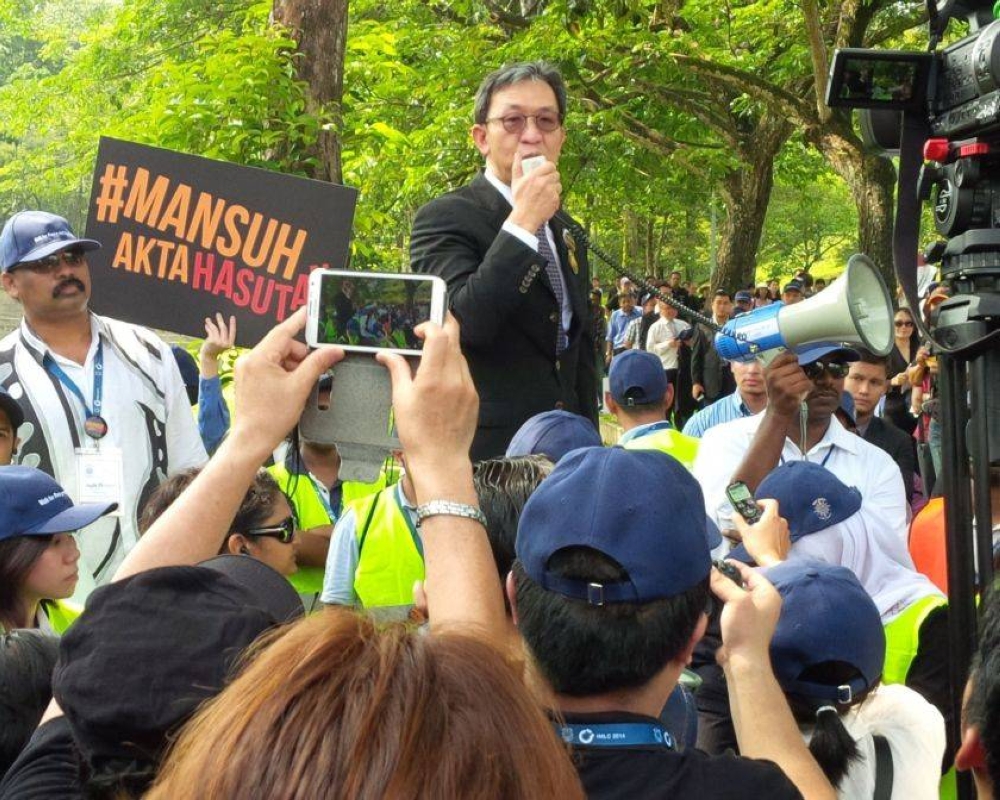File picture of Malaysian Bar president Chris Leong addressing the crowd at the ‘Walk for Peace and Freedom’ event, October 16, 2014. — Picture by Yiswaree Palansamy